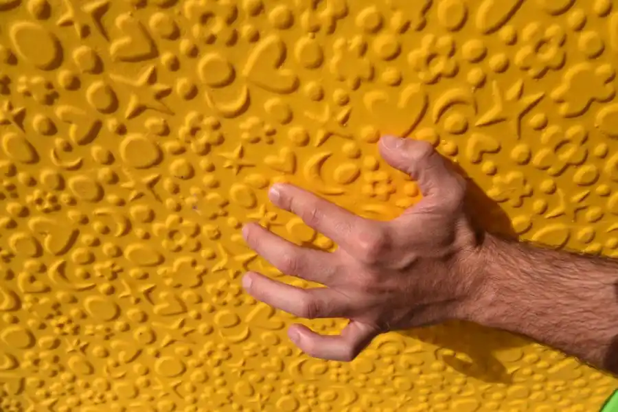 INCLUSIVO. El panel texturado, un juego para chicos no videntes.