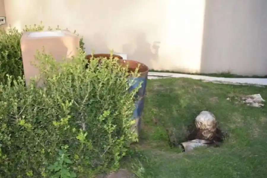 Destrozaron y enterraron un busto de Néstor Kirchner