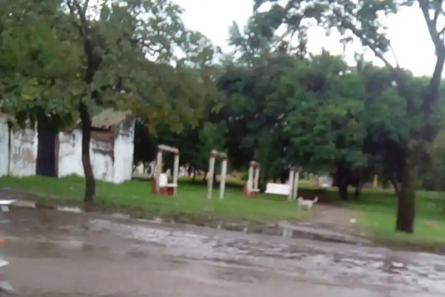 Luego de un acto político, la vereda quedó tapada de basura de todo tipo