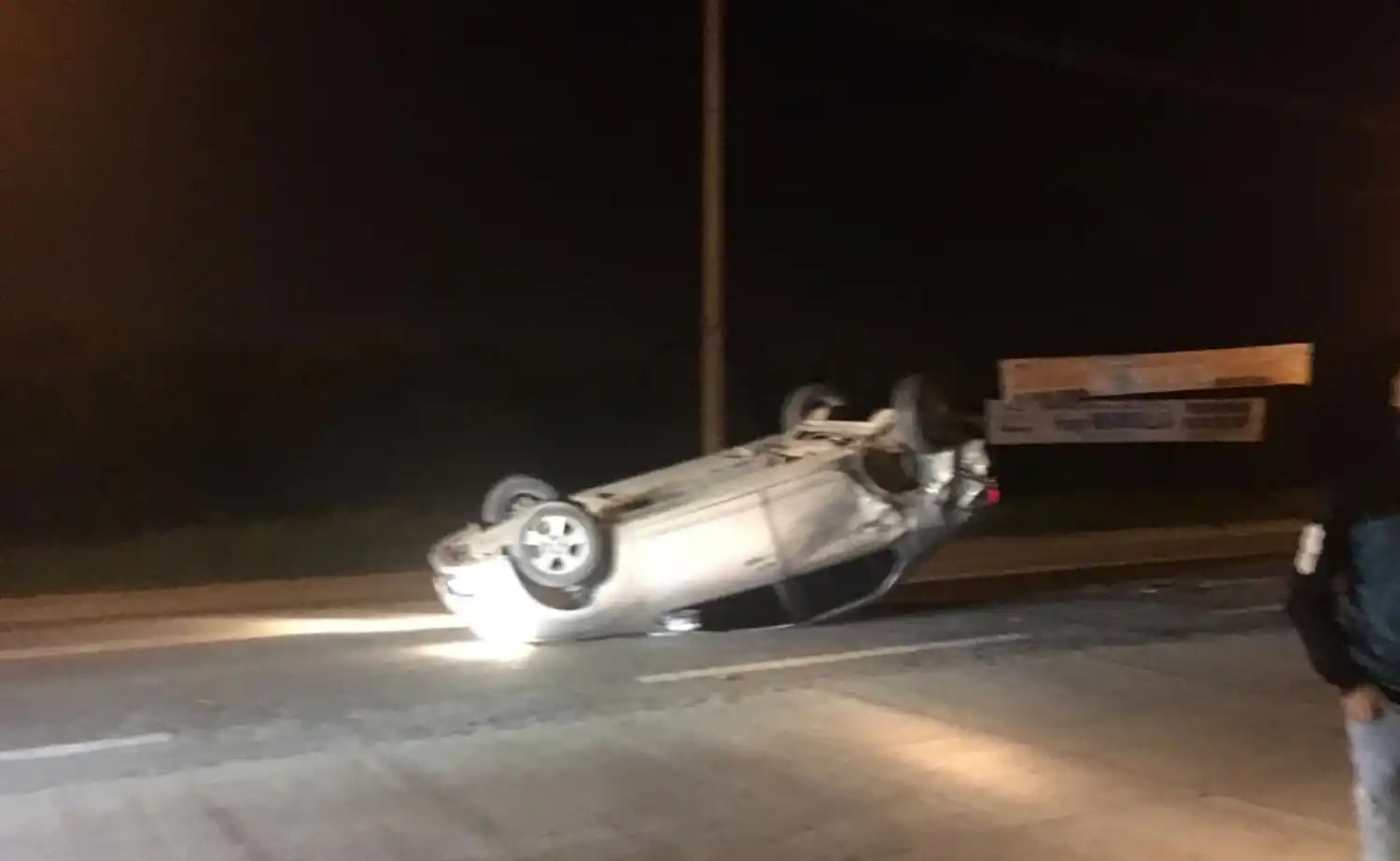 Triple choque en la Curva de los Vega: un auto terminó volcado en medio de la ruta