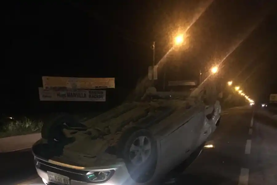 Triple choque en la Curva de los Vega: un auto terminó volcado en medio de la ruta