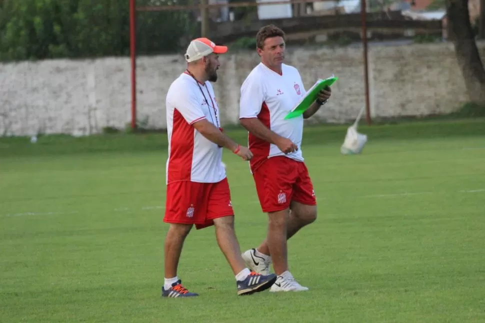 QUE NO DECAIGA... Floreal García (en la foto junto al “profe” Sergio Saavedra) dirige las prácticas del plantel profesional. prensa san martin 