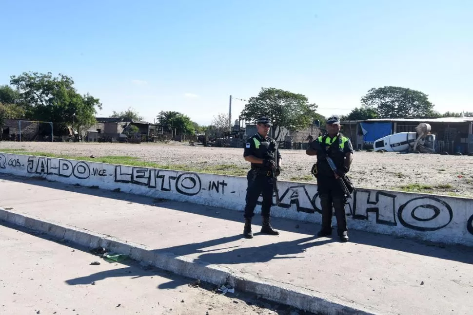 TRAS EL HOMICIDIO. Policías custodian la zona donde residen los familiares de Oscar Cisneros. la gaceta / foto de Analía Jaramillo