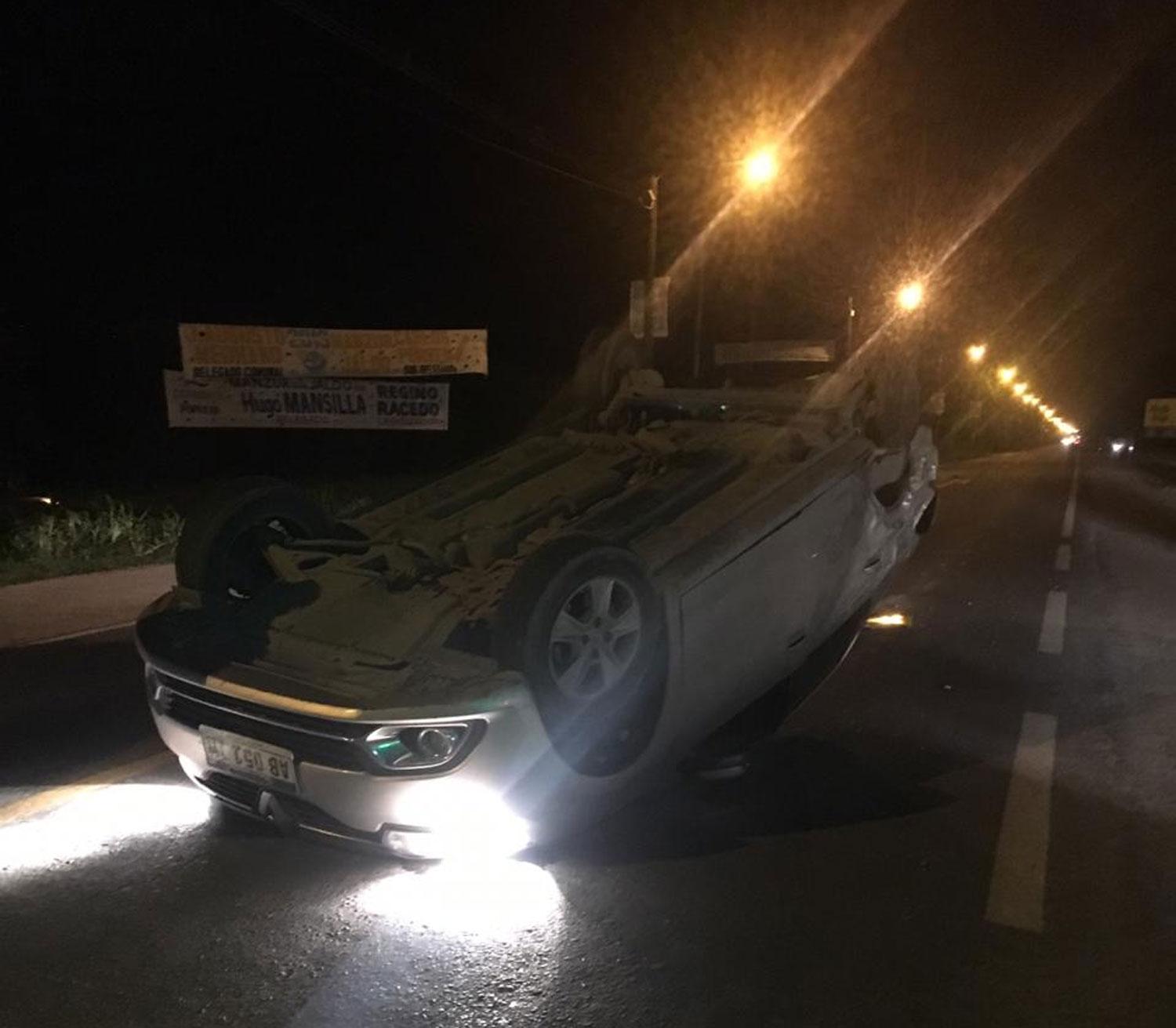 Triple choque en la Curva de los Vega: un auto terminó volcado en medio de la ruta