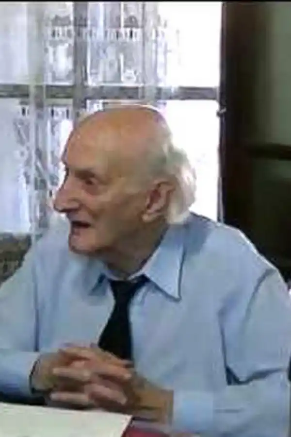 TOMAS VALLÉE. Sentado en el escritorio que perteneció a Carlos Pellegrini