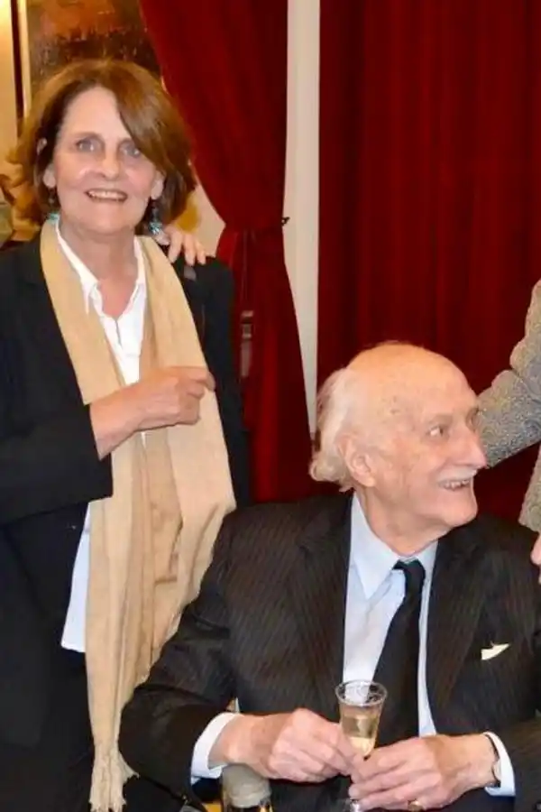 EN LOS ÚLTIMOS TIEMPOS. Ya en silla de ruedas, Vallée aparece junto a la historiadora Maxine Hanon