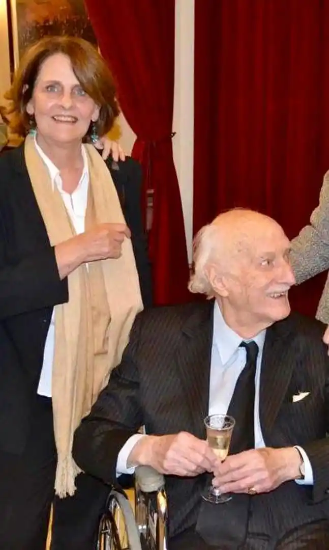 EN LOS ÚLTIMOS TIEMPOS. Ya en silla de ruedas, Vallée aparece junto a la historiadora Maxine Hanon