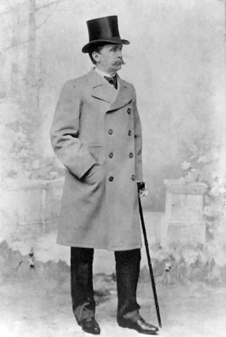 CARLOS PELLEGRINI. Luce el sobretodo que su sobrino guardaba, entre otras prendas del presidente