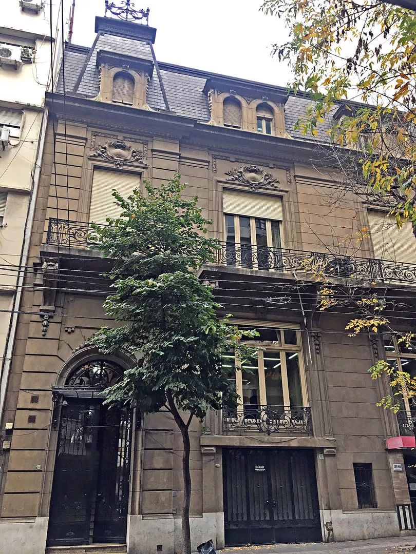 AYACUCHO 1571. Fachada del “petit hotel” donde Tomás Vallée pasó toda su centenaria existencia 