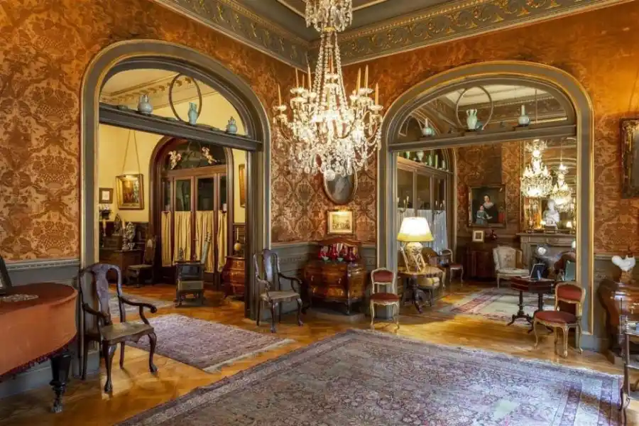 LUJOSOS ÁMBITOS. La casa de Tomás Vallée conservaba intacto el esplendor de otros tiempos