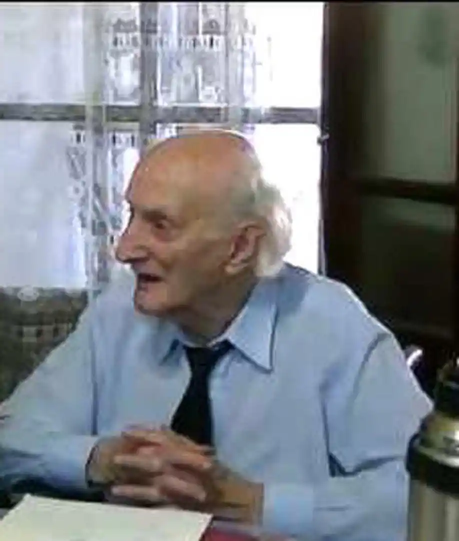 TOMAS VALLÉE. Sentado en el escritorio que perteneció a Carlos Pellegrini