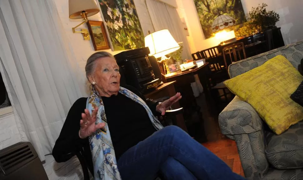 EN EL LIVING DE SU CASA. Lucía Piossek Prebisch, de 93 años, conversó con LA GACETA en su hogar; repasó aspectos de su vida y su pensamiento. LA GACETA / FOTO DE HÉCTOR PERALTA.-