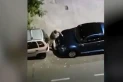 Al estilo Relatos salvajes: lleno de furia destrozó el auto que bloqueaba su garaje