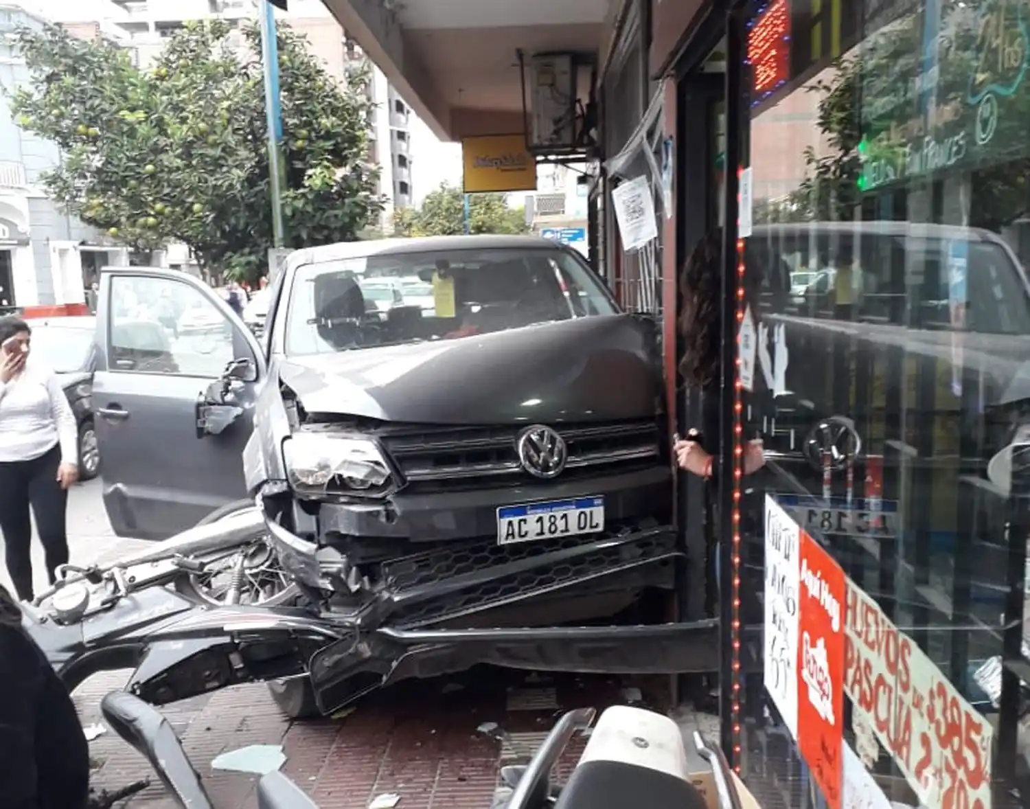 Barrio Sur: una camioneta subió a la vereda, chocó una moto y se estrelló contra la pared