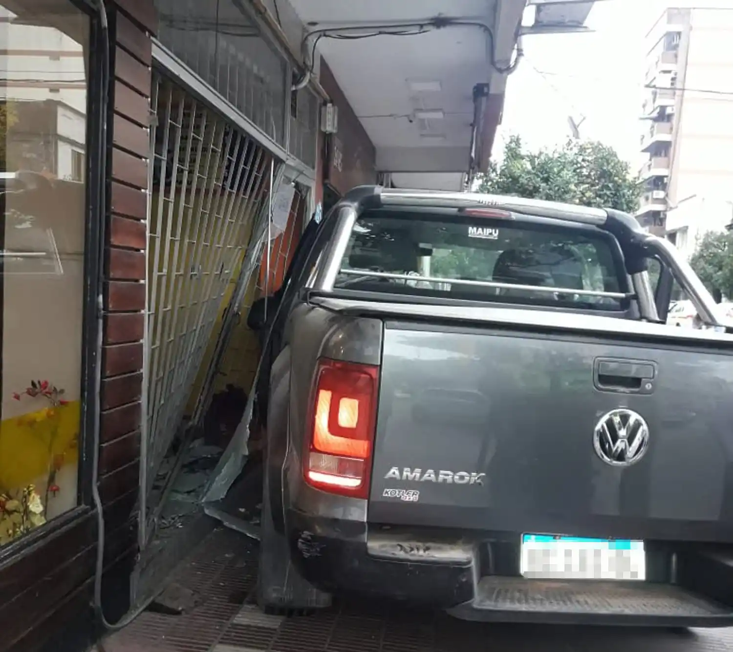 Barrio Sur: una camioneta subió a la vereda, chocó una moto y se estrelló contra la pared