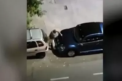 Al estilo Relatos salvajes: lleno de furia destrozó el auto que bloqueaba su garaje