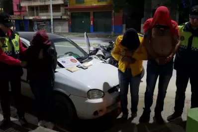 Iban en un auto con drogas y armas de fuego hasta que los detuvieron