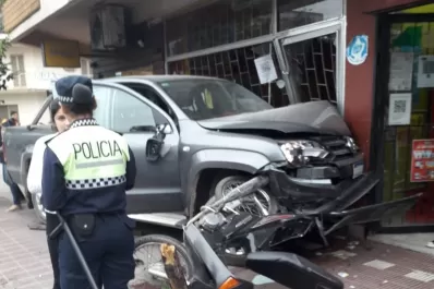 Barrio Sur: una camioneta subió a la vereda, chocó una moto y se estrelló contra la pared
