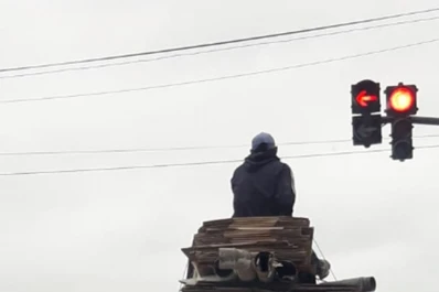 Video: en Tucumán circula un motocarro con un hombre a tres metros de altura
