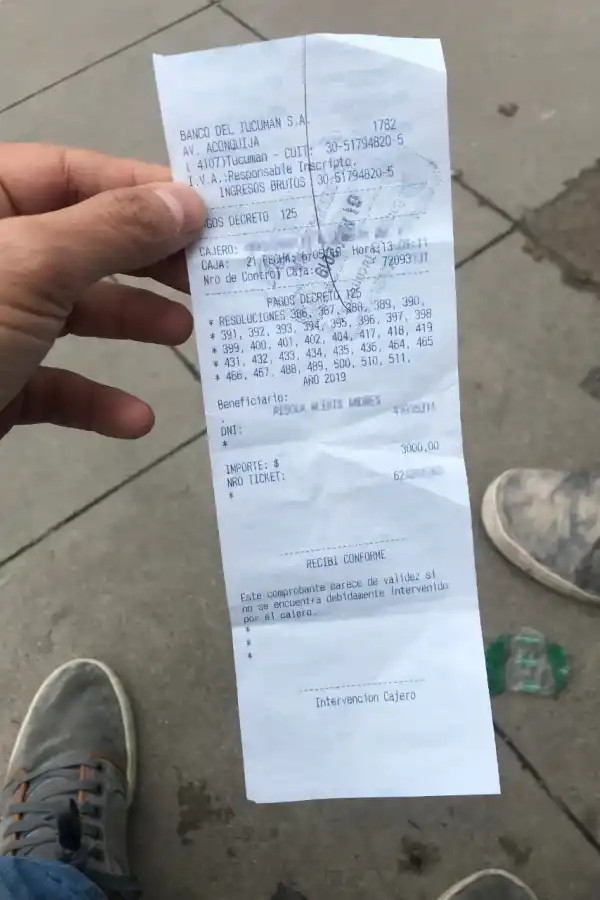 DECRETO 125. Al salir del banco, un beneficiario le muestra a LA GACETA el comprobante por el pago recibido.  