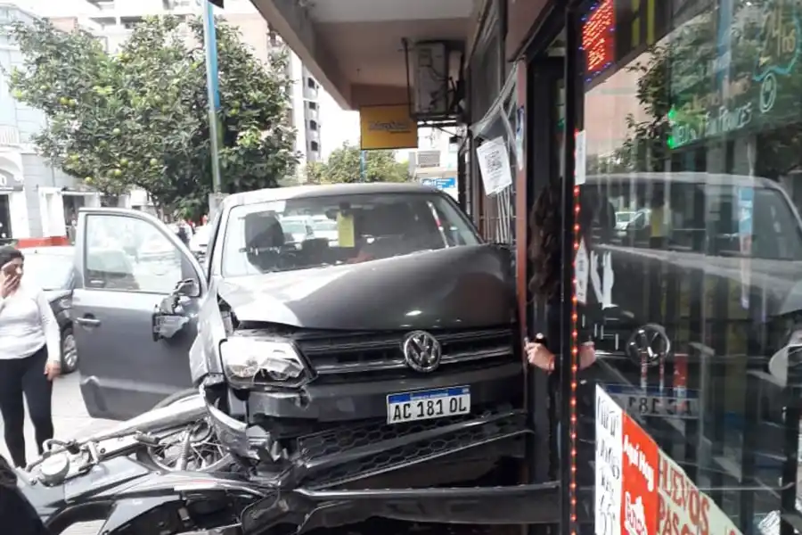 Barrio Sur: una camioneta subió a la vereda, chocó una moto y se estrelló contra la pared