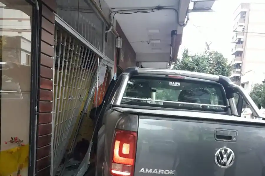 Barrio Sur: una camioneta subió a la vereda, chocó una moto y se estrelló contra la pared