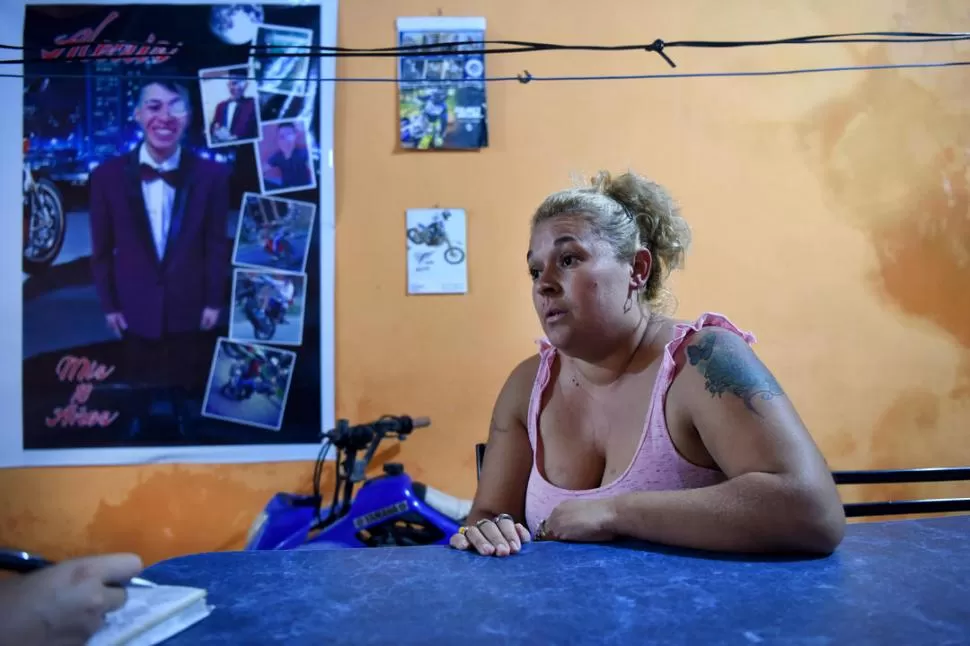 CONMOCIÓN EN LA FAMILIA. Lorena Plaza, madre de Alexis, relató cómo fue el violento ataque a su hijo el sábado a la noche cuando volvía de trabajar. la gaceta / fotos de analía jaramillo