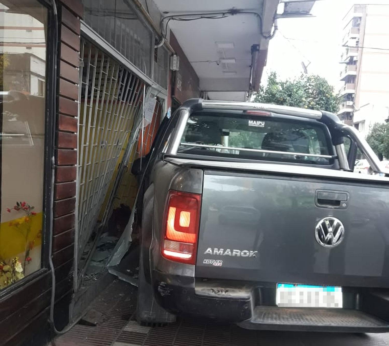 Barrio Sur: una camioneta subió a la vereda, chocó una moto y se estrelló contra la pared