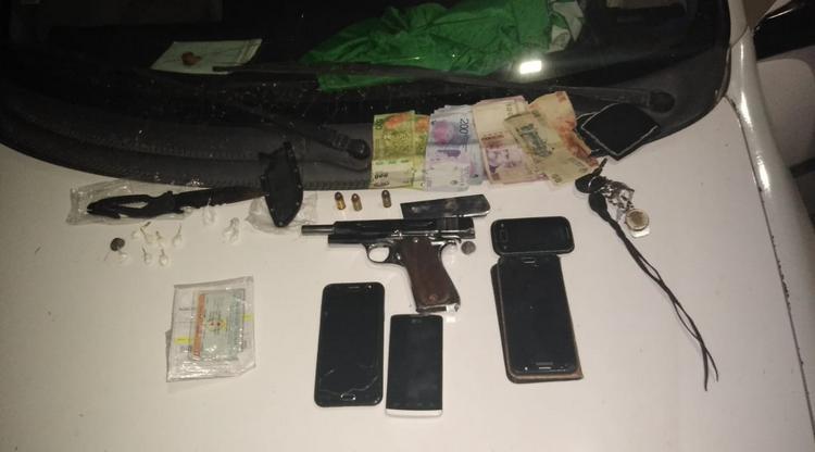 Iban en un auto con drogas y armas de fuego hasta que los detuvieron