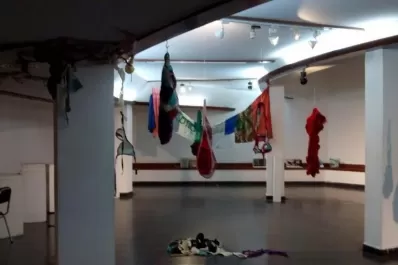 Entre la joyería contemporánea y los piquetes textiles