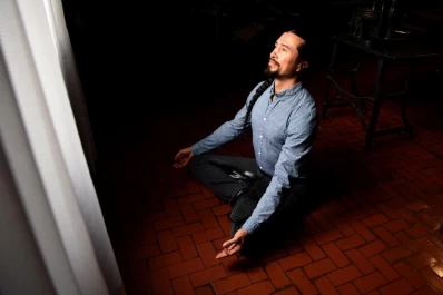 “Cuando se hace yoga en el aula desaparece la violencia y surge la felicidad”