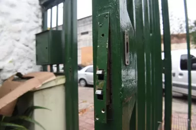 Salió un momento y en pocos minutos le desvalijaron la casa