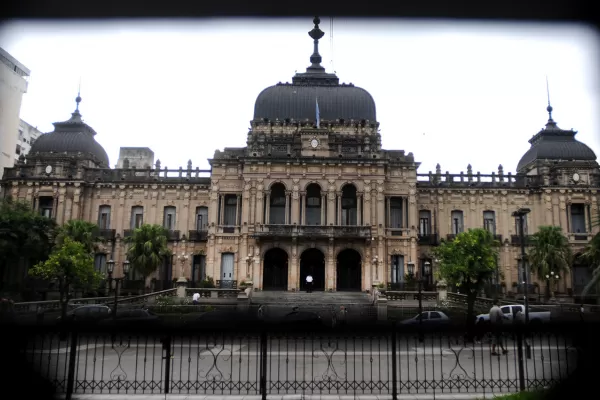 El oficialismo justifica la entrega de los subsidios y embiste contra las denuncias