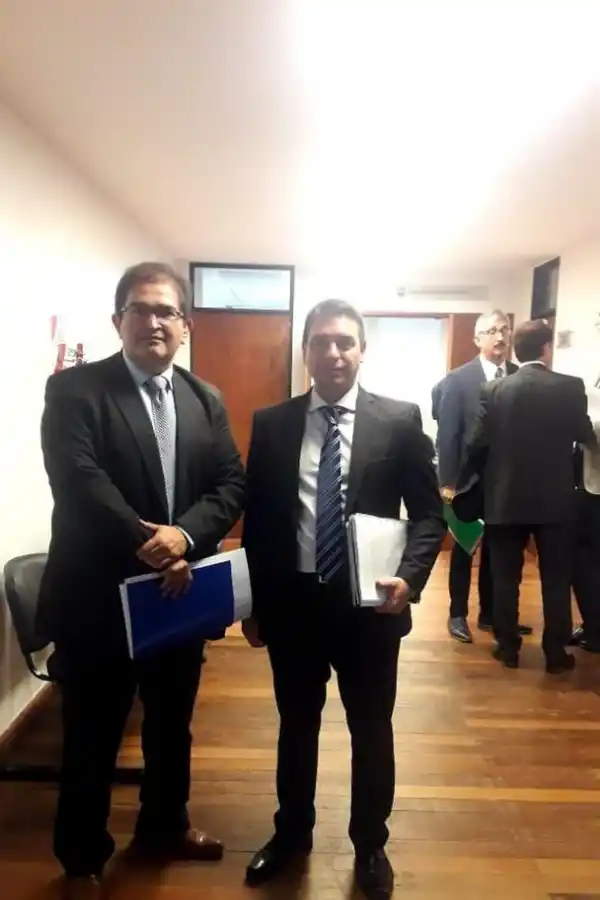 PARTES. El fiscal Sánchez, el auxiliar Gangarrosa y el defensor Cannata (atrás).