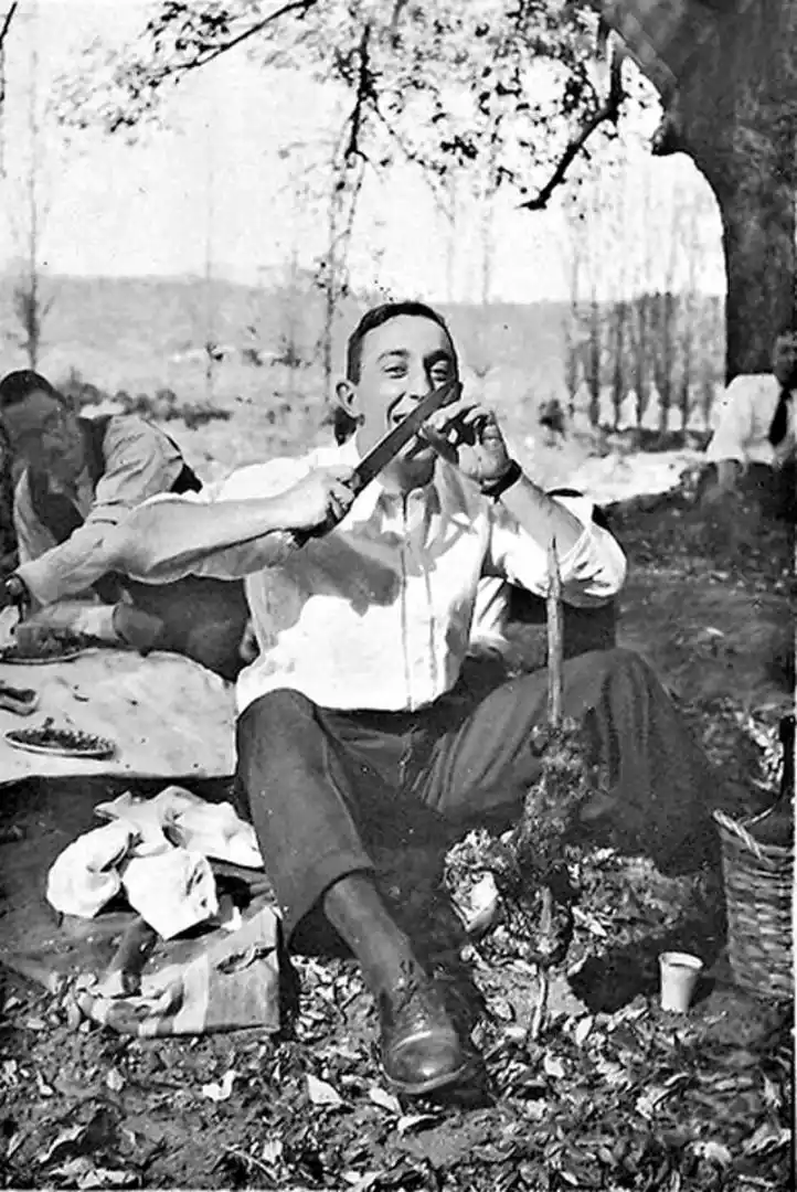 EN LOS AÑOS 20. El viajero con zapatos y ropa de ciudad en Tafí. El recorrido a caballo requería mucho esfuerzo. 