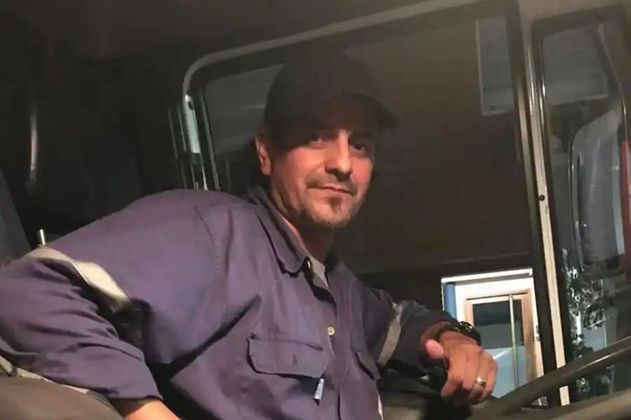 AL VOLANTE. Toledo lleva 13 años en la empresa y jamás faltó.