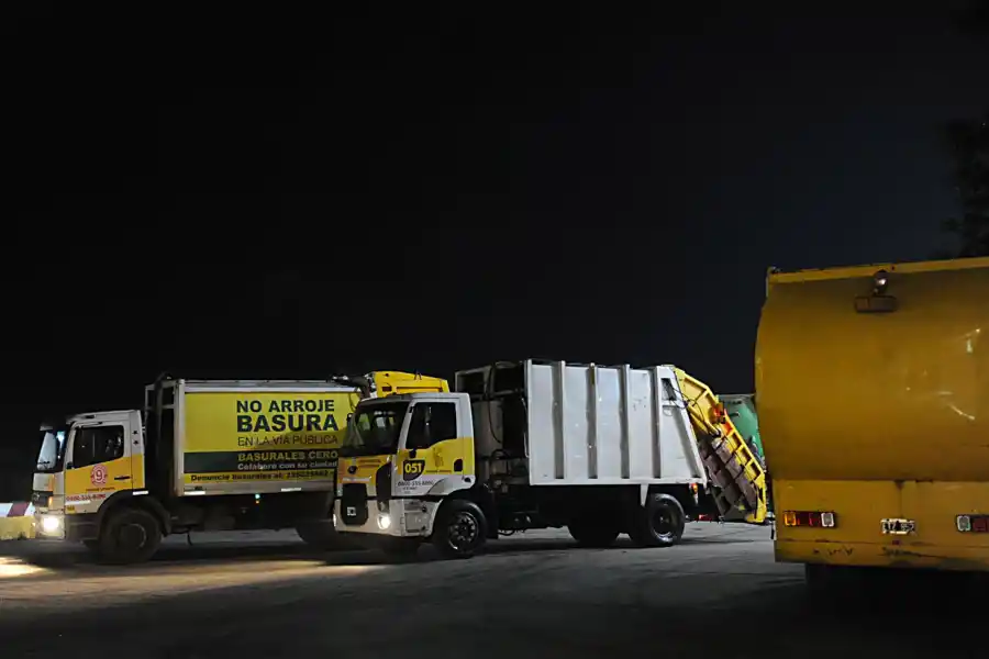 SALIDA. A las 21 comienzan a salir los camiones que recorren las arterias de las 