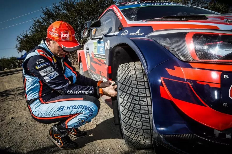 ATENCIÓN. Uno de los Hyundai del Mundial de rally recibe cuidado en las ruedas durante la carrera de México. press Kit-Michelin WRC 2019
