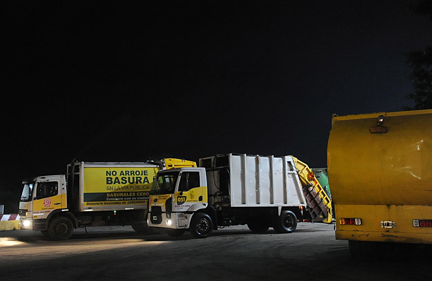 SALIDA. A las 21 comienzan a salir los camiones que recorren las arterias de las 