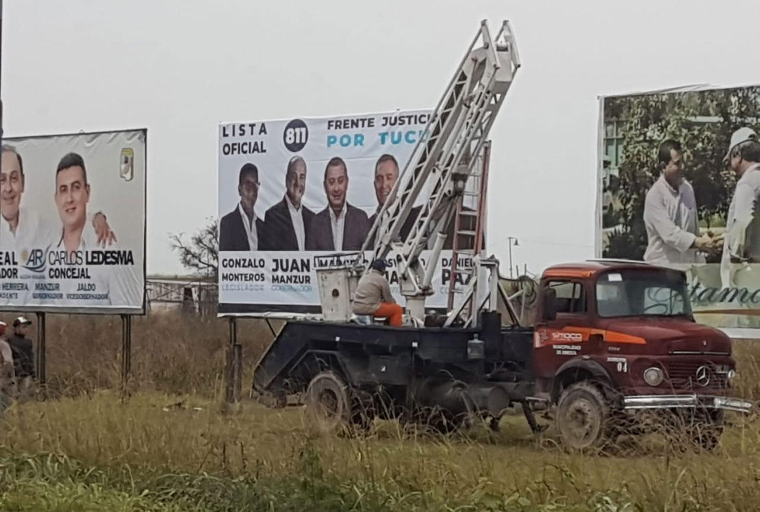 Usaron un camión de la Municipalidad de Simoca para colocar propaganda política 