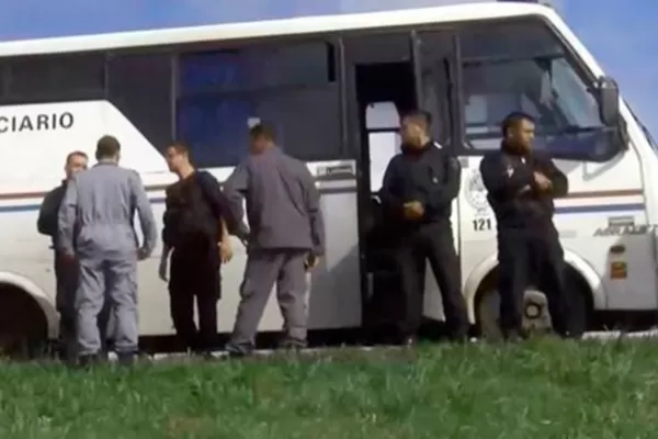 Emboscaron a un colectivo con presos y ocho se fugaron