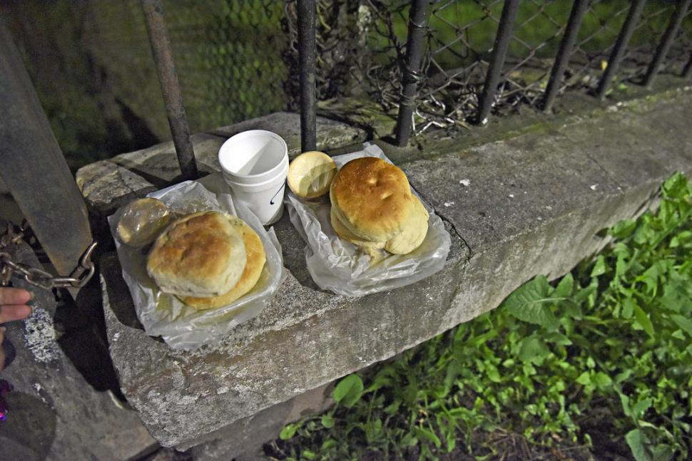 EL MENÚ. La noche del 29 de abril cocinaron arroz con pollo; al pan lo donaron una pareja y ancianas y empleadas del Hogar San Roque.