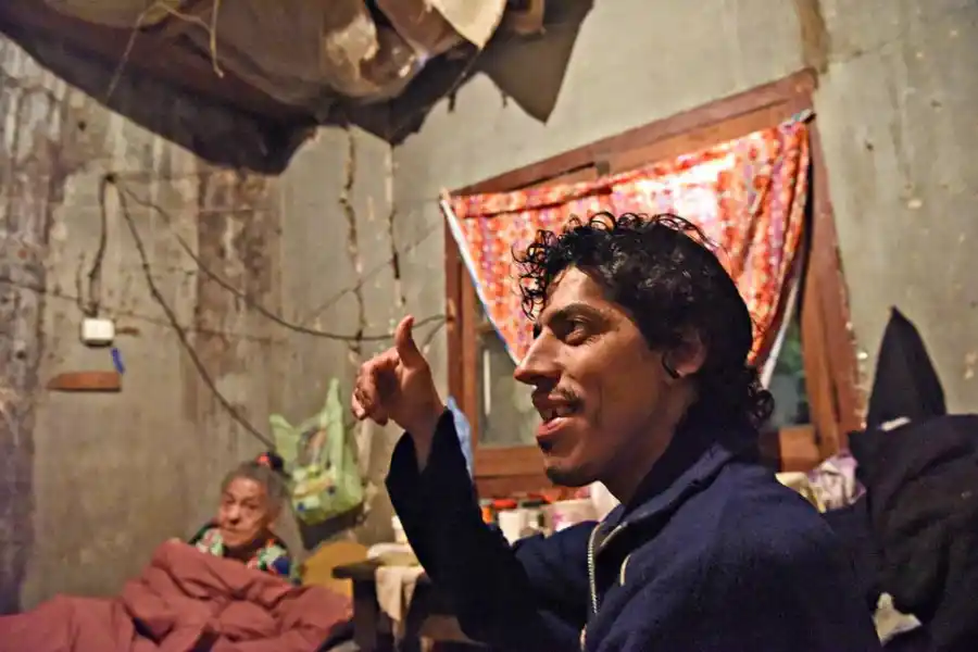 ELBA Y DANIEL. La mujer, de unos 80 años, vive en una habitación con su hijo que tiene una discapacidad madurativa. 