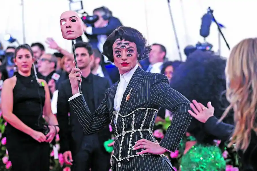 EZRA MILLER. El outfit se basó en la obra 