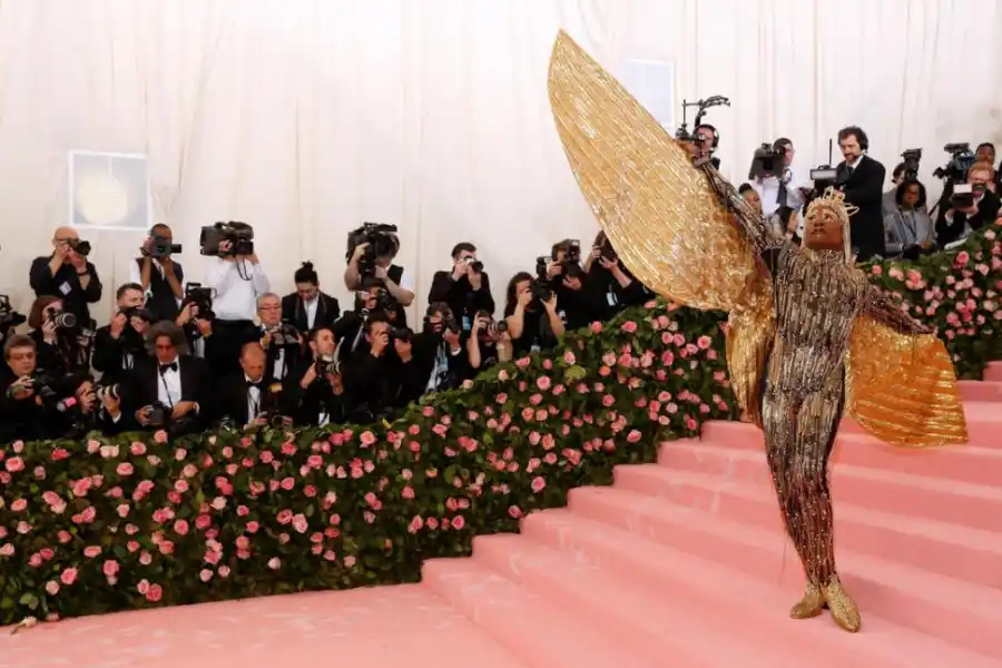 -.BILLY PORTER. Su atuendo y show se inspiraron en el Antiguo Egipto.-