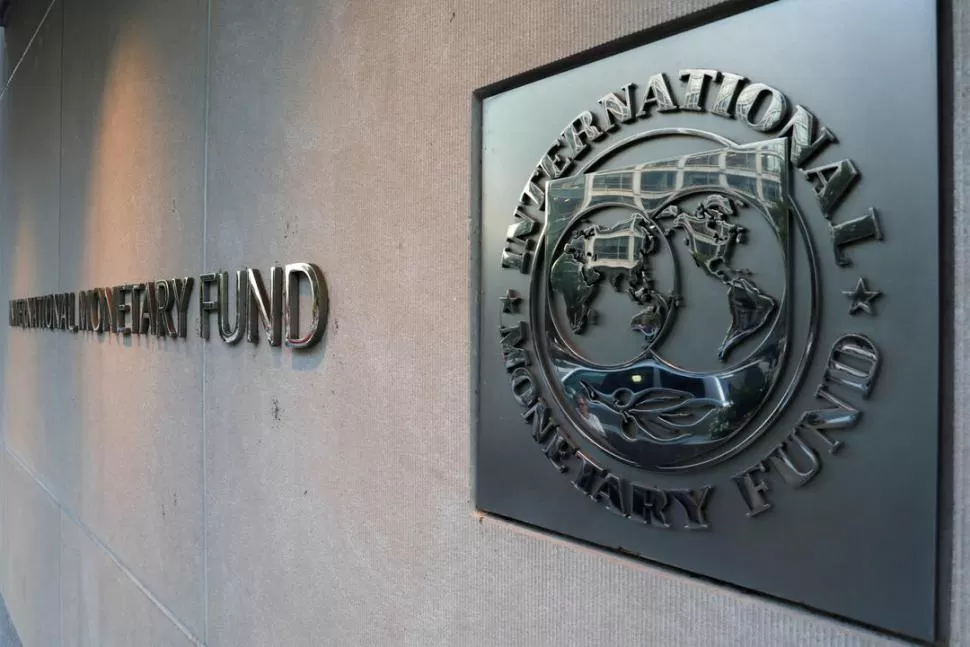 CONFIANZA. Un portavoz del FMI aseguró que el organismo seguirá a la par de la Argentina. REUTERS