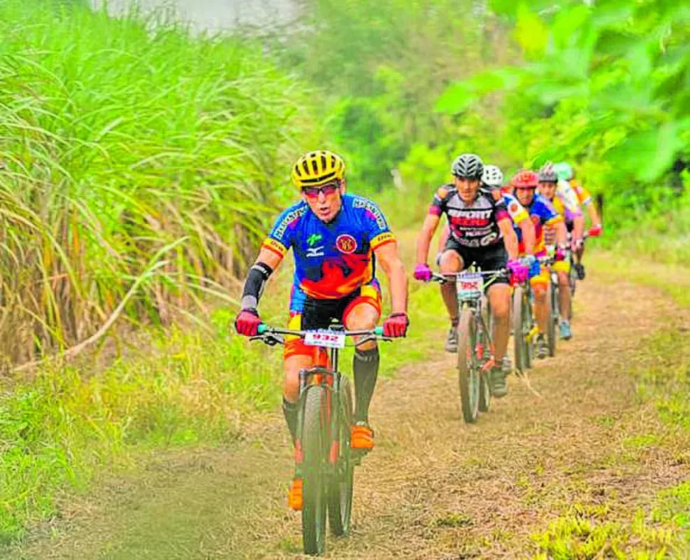 ARRANCARON CON TODO. Hugo Marcantonio, Jorge Biazzo y Mariana Rodríguez Max marchan al frente en sus respectivas categorías del exigente campeonato Tucumano de la especialidad cross rural. 