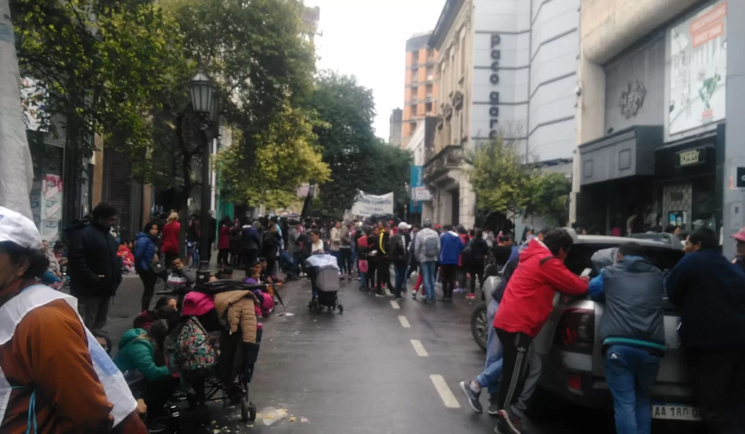 TRÁNSITO CORTADO. La protesta abarca 25 de Mayo desde Córdoba hasta Mendoza.