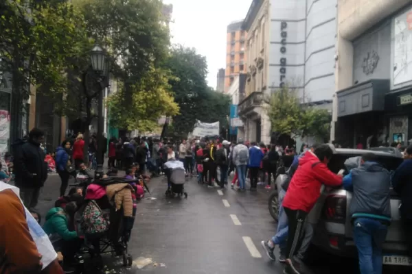 Organizaciones sociales mantuvieron cortado el tránsito en 25 de Mayo al 200