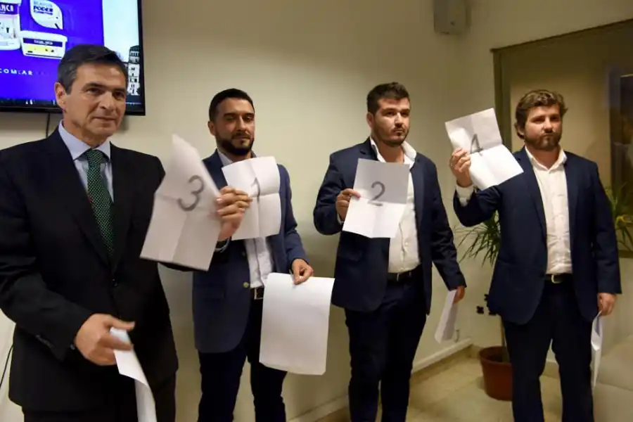 EL SORTEO. Así quedaron las ubicaciones para la exposición final del debate. la gaceta / fotos de juan pablo sánchez noli